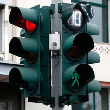 Τα έξυπνα φανάρια μειώνουν στο μισό τις παραβάσεις