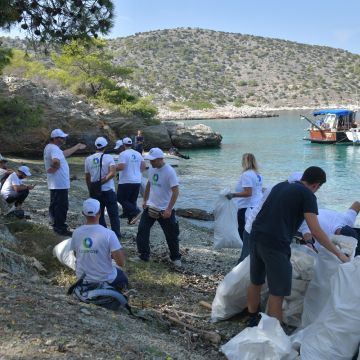 Cosmote: Οι εργαζόμενοι ανέλαβαν τον καθαρισμό παραλίας