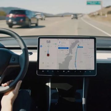 Tesla: Σημαντικό ελάττωμα ασφαλείας στο Autopilot